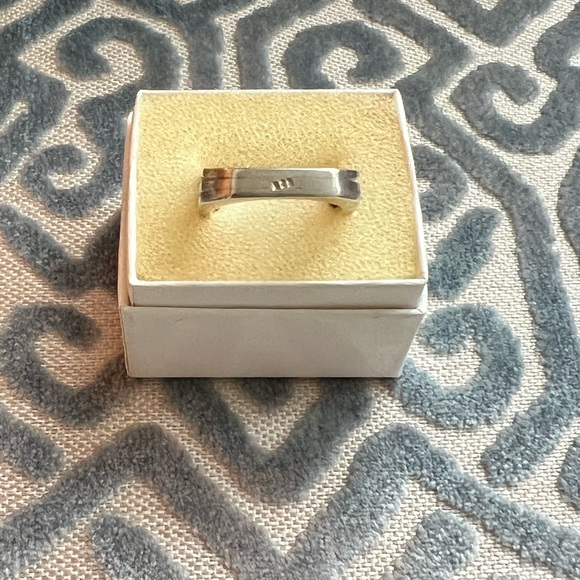 Delong Sterling silk ring with lime green semi-precious stone - Picture 5 of 8